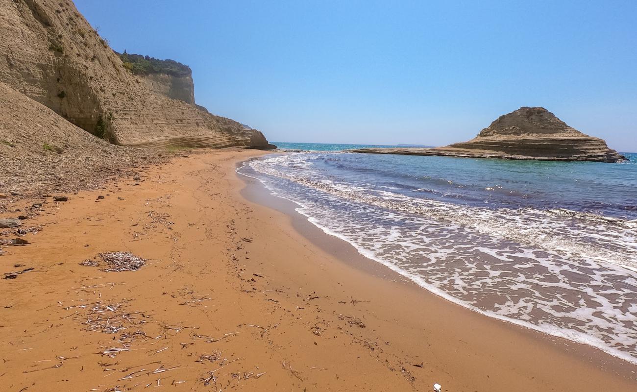 Photo de Cape Drastis beach avec sable fin brun de surface