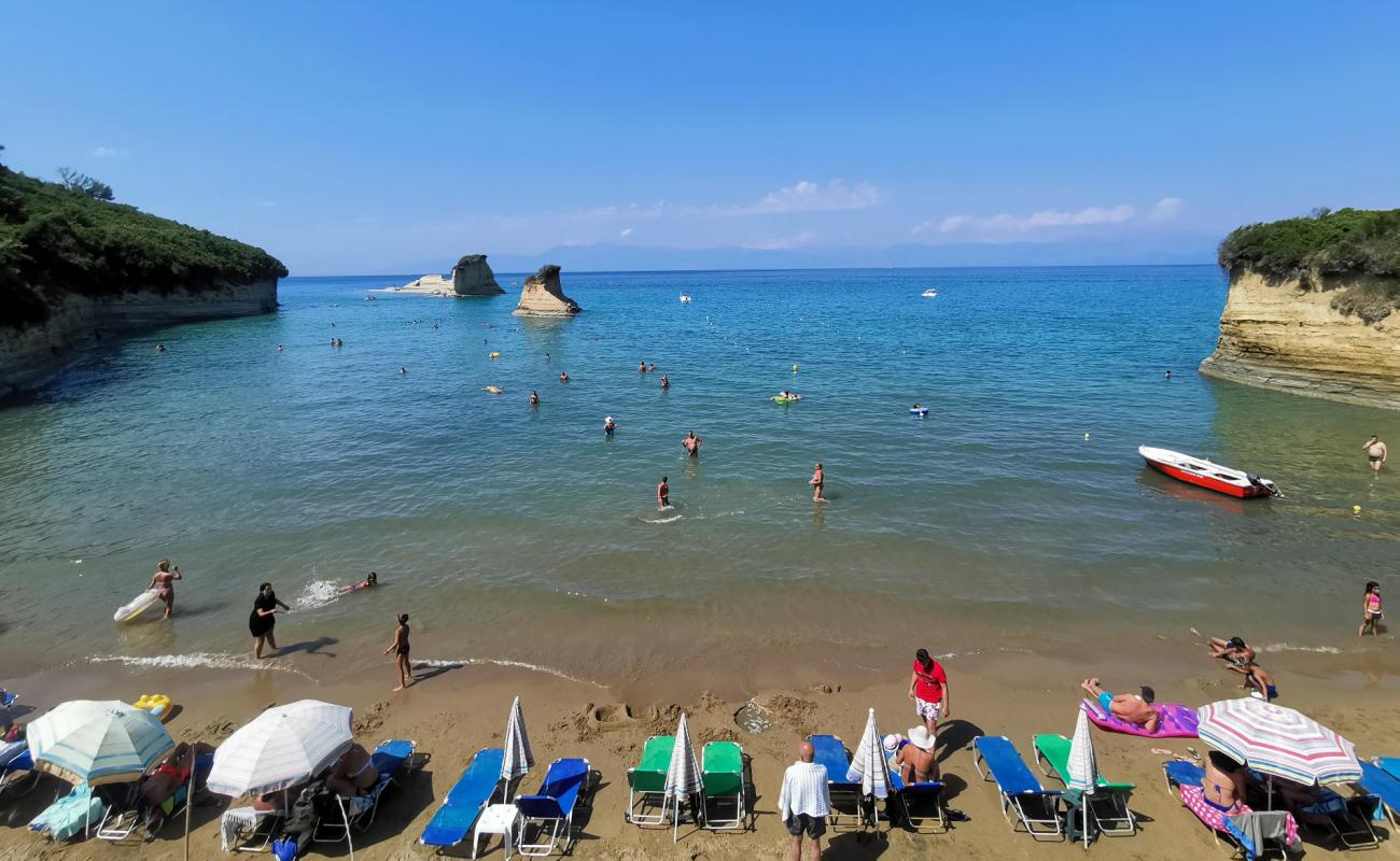 Photo de Apotripiti beach avec sable fin brun de surface