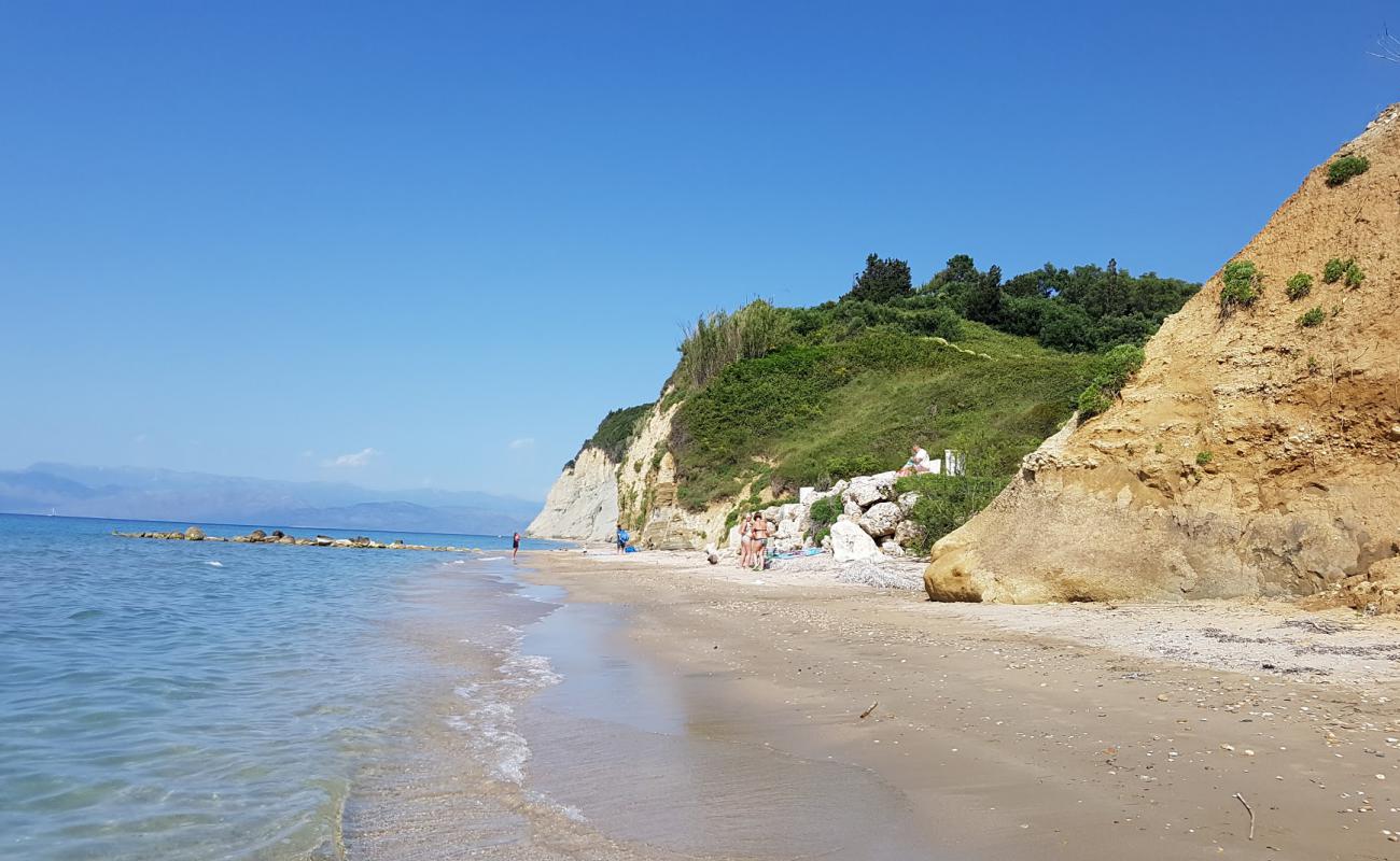 Photo de Gialos beach avec sable clair avec caillou de surface