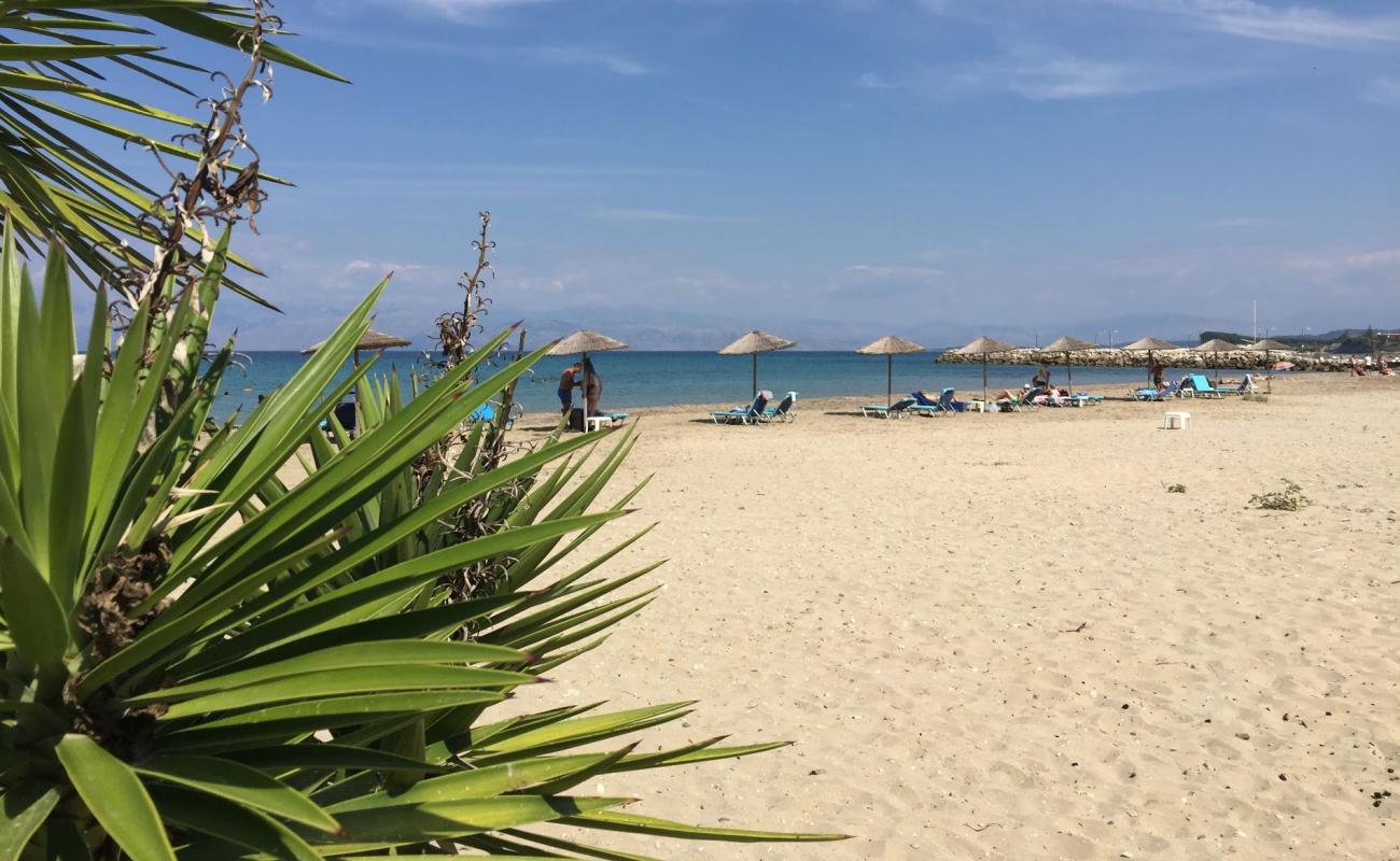 Photo de Astrakeri beach avec sable brun de surface