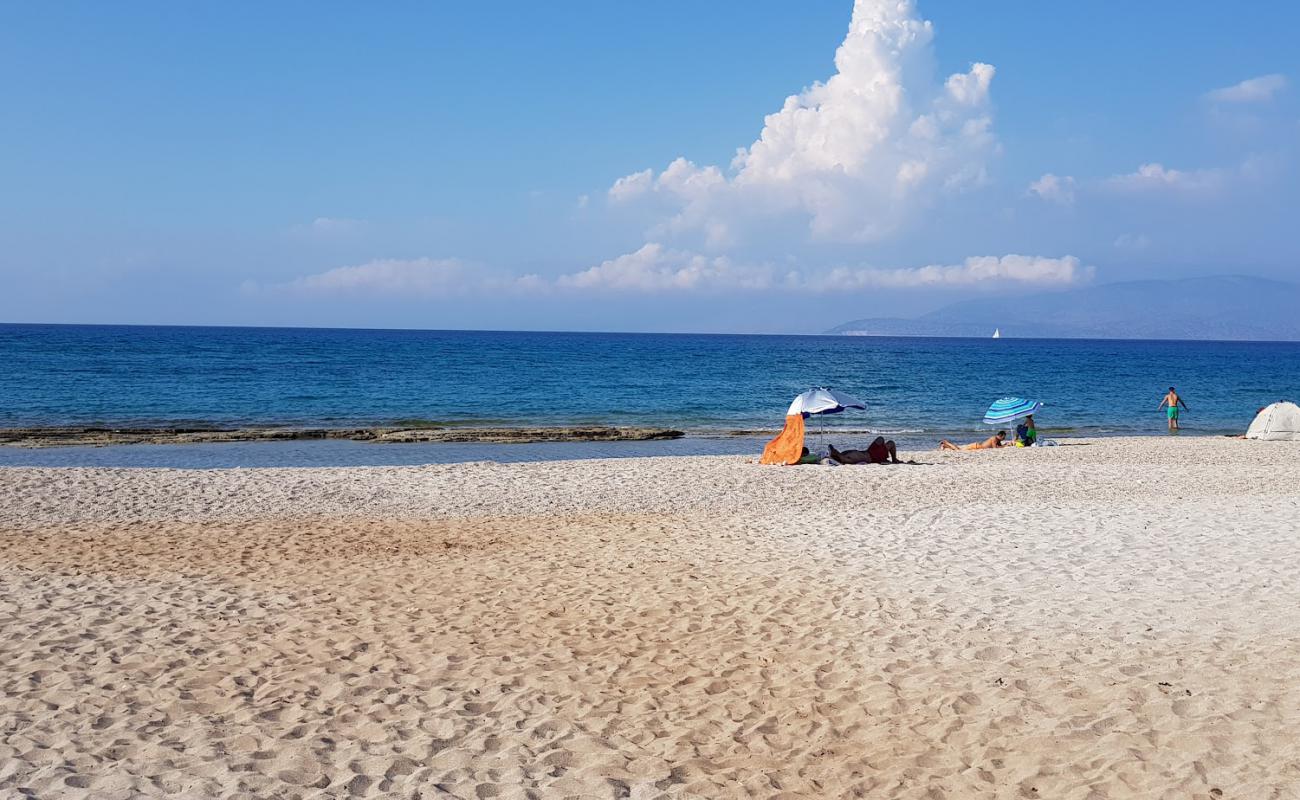 Photo de Gialiskari Beach avec sable clair avec caillou de surface