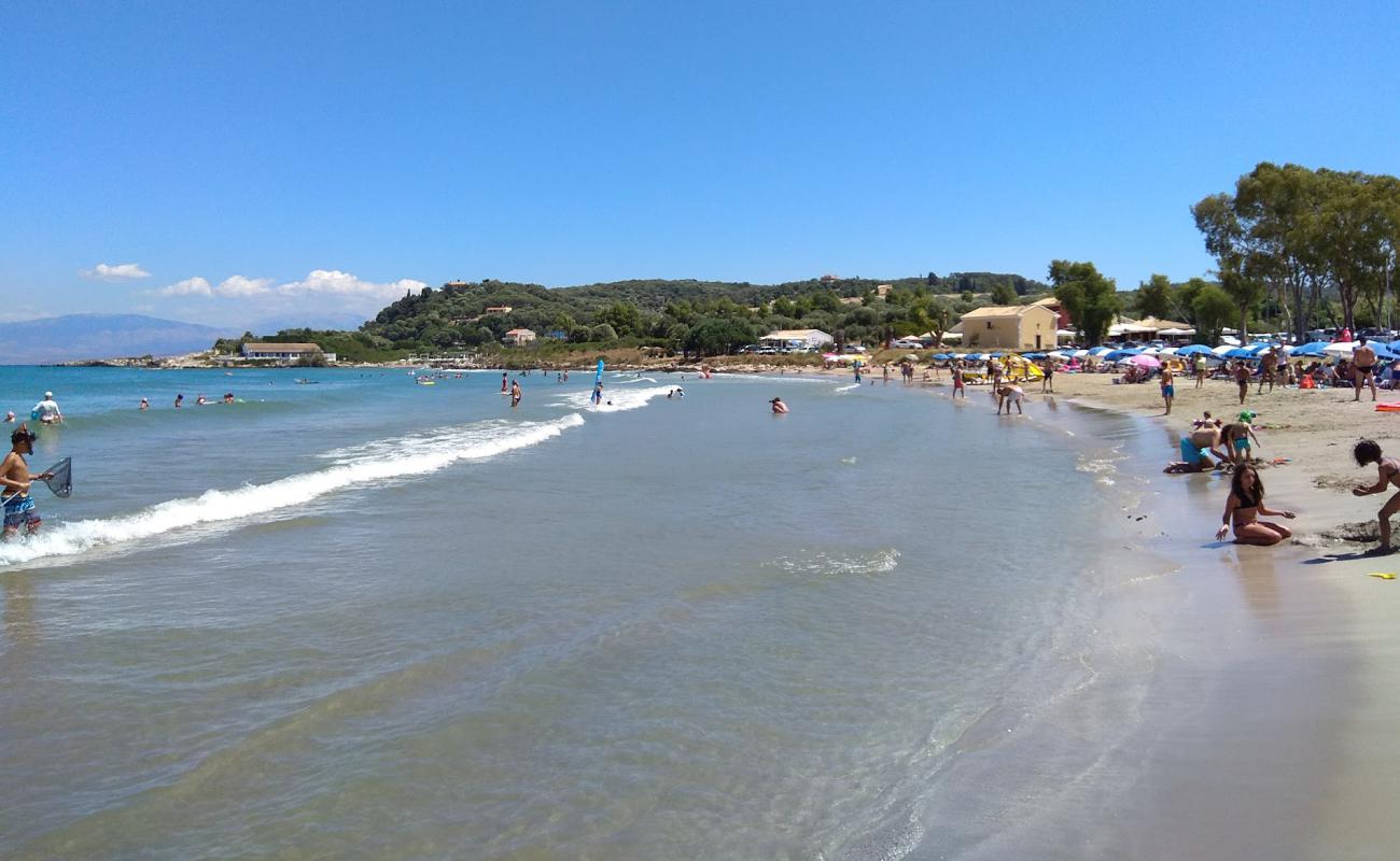 Photo de Agios Spiridon avec sable fin et lumineux de surface