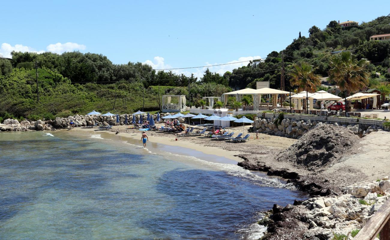 Photo de Agios Spiridon II avec sable fin gris de surface