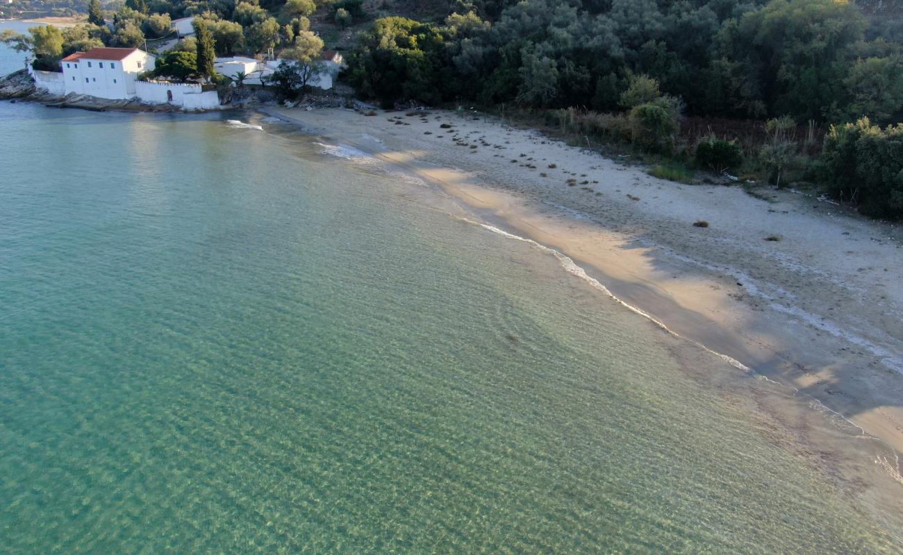 Photo de Thinali beach avec sable fin et lumineux de surface