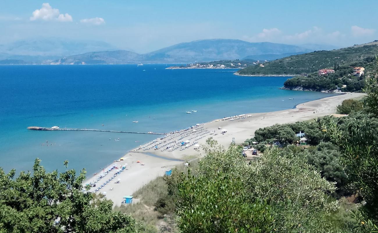 Photo de Plage d'Apraos avec sable fin et lumineux de surface