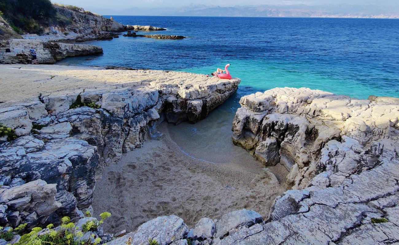 Photo de Kanoni Beach avec roches de surface
