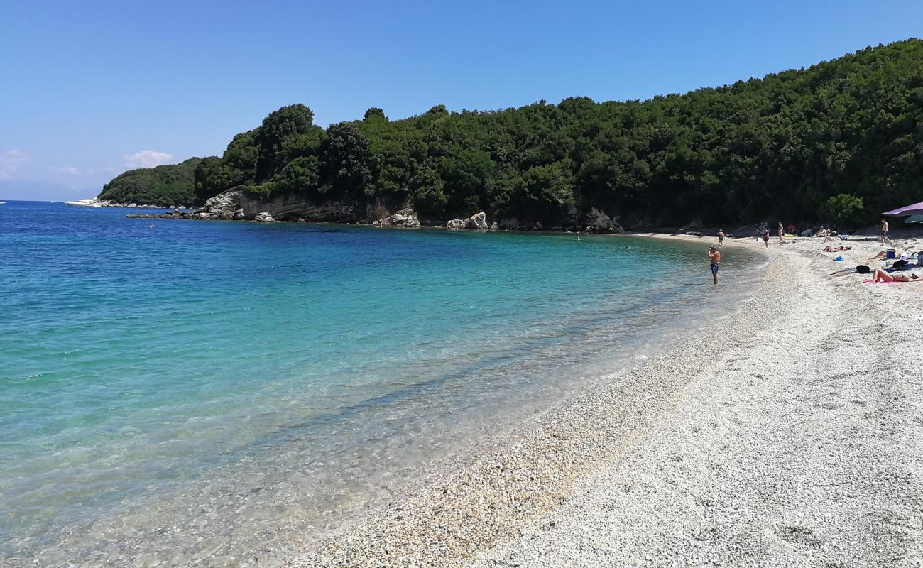 Photo de Avlaki Beach avec petits galets beige de surface