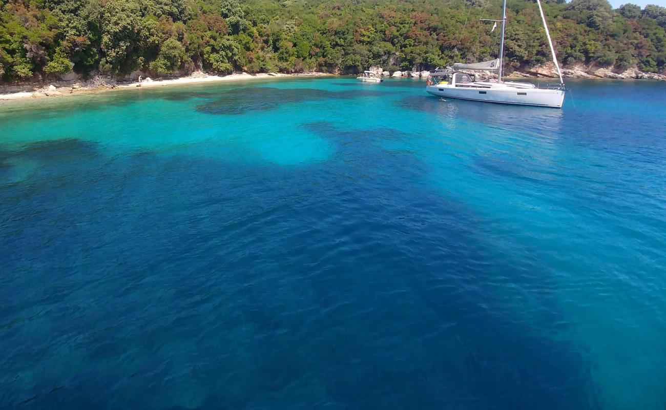 Photo de Vrachli Beach avec caillou fin clair de surface