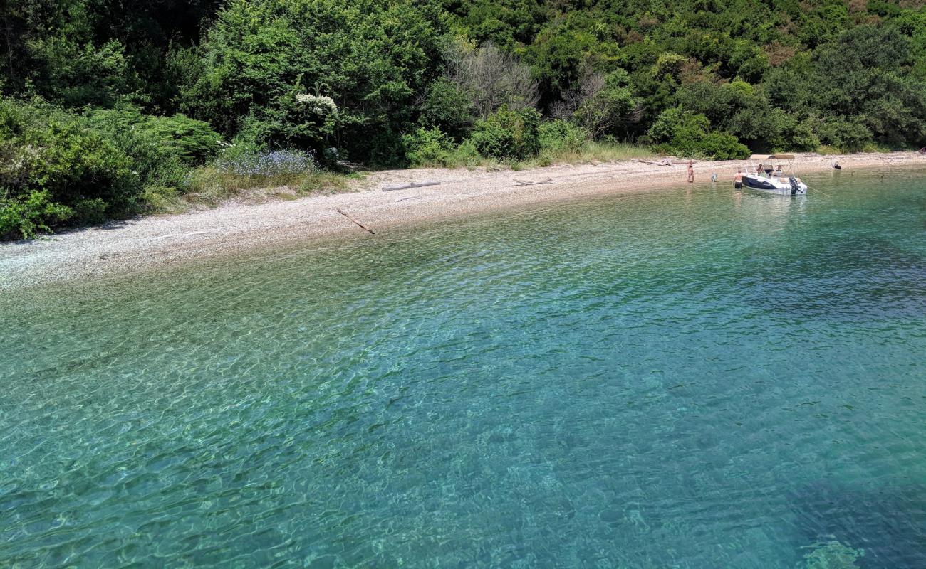 Photo de Arias beach avec caillou fin clair de surface