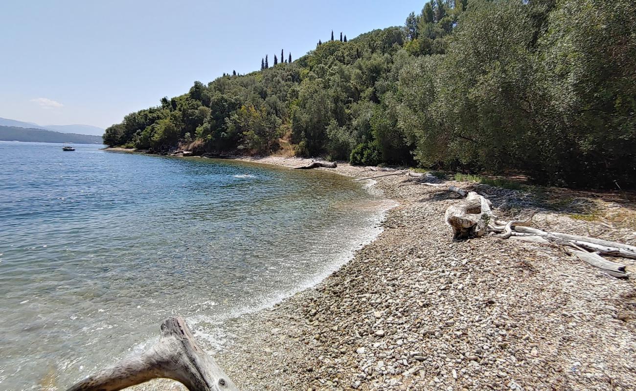 Photo de Kassopei beach avec sable gris avec caillou de surface