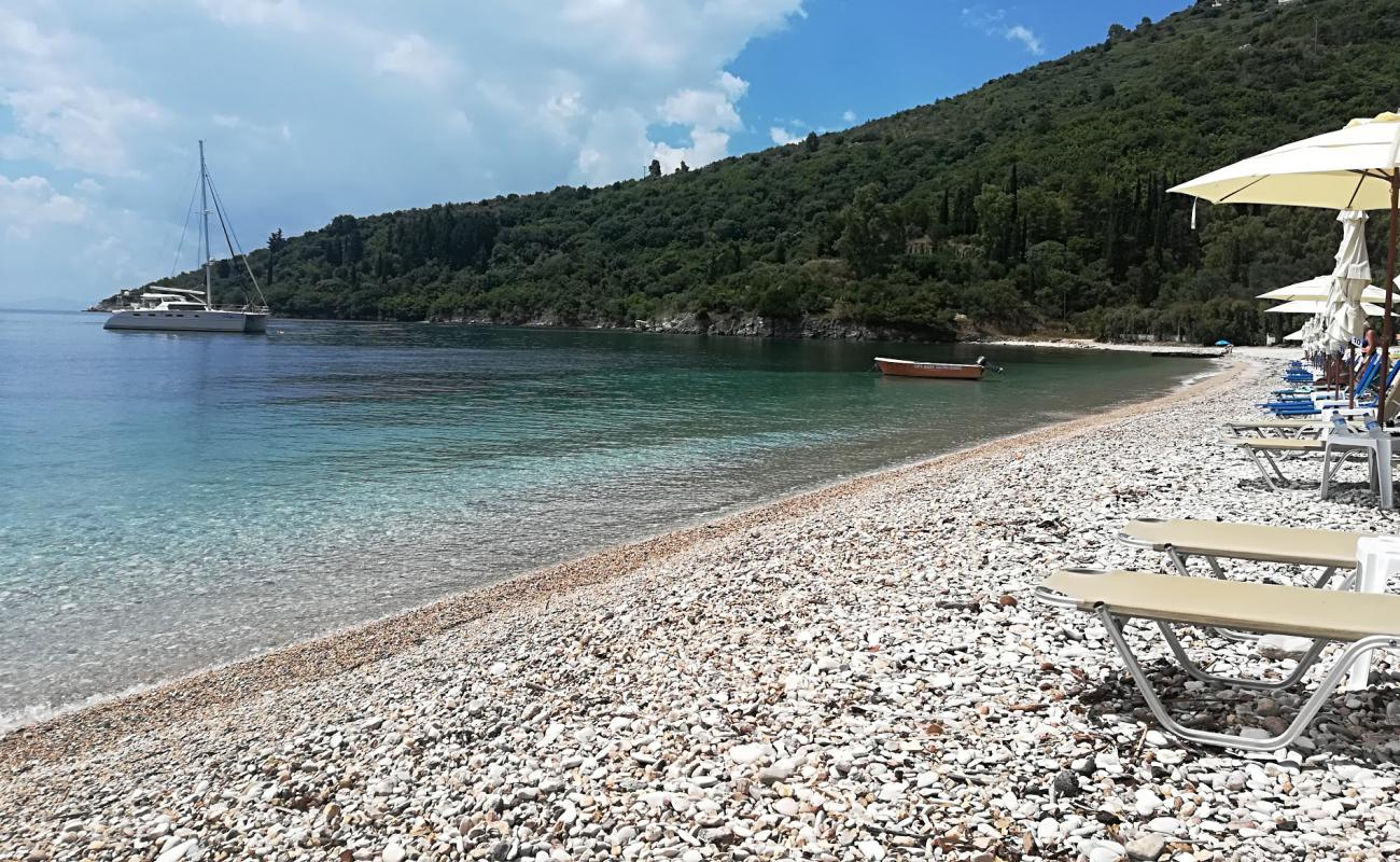 Photo de Plage de Kerasia avec caillou fin clair de surface