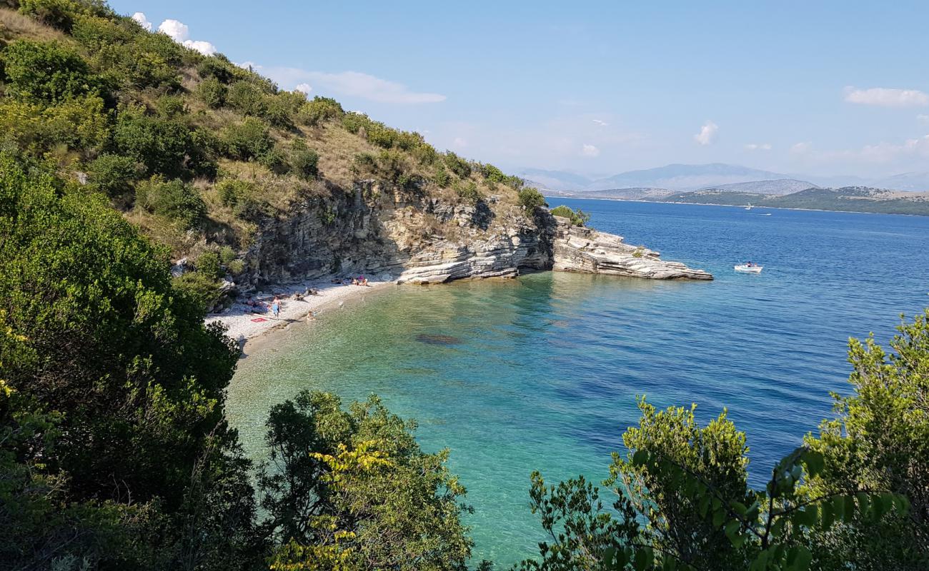 Photo de Kouloura beach avec sable clair avec caillou de surface