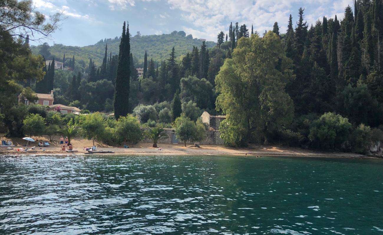 Photo de Chouchoulio Beach avec caillou fin brun de surface