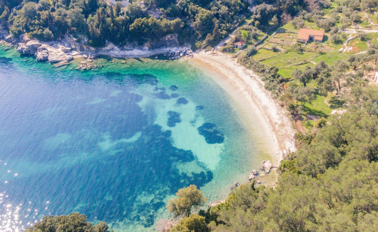 Photo de Gialiskari beach avec caillou clair de surface