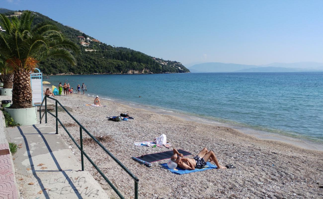 Photo de Ipsos beach avec caillou fin clair de surface