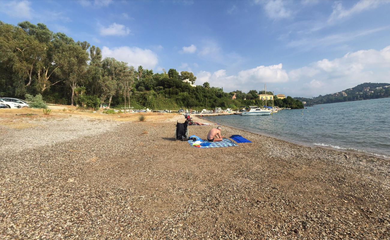 Photo de Gouvia beach avec l'eau bleu de surface