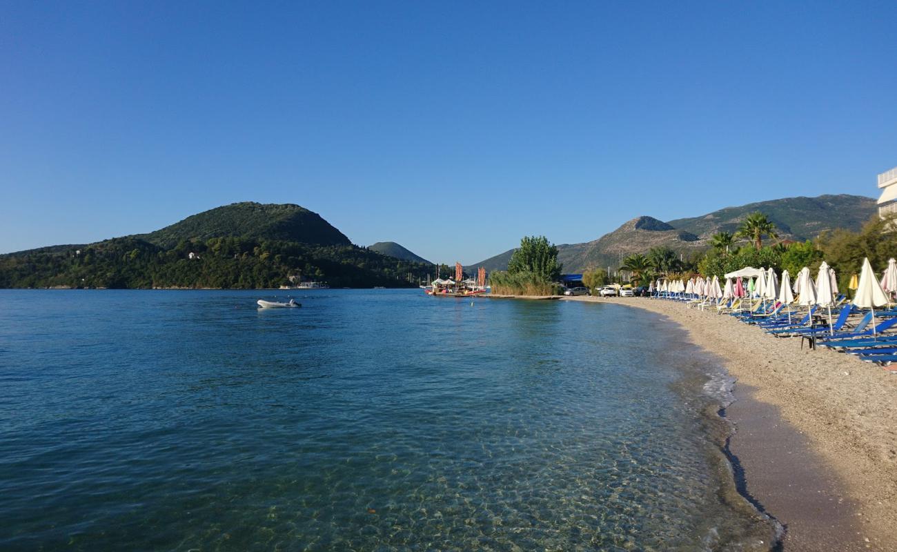 Photo de Plage de Nydri avec caillou fin clair de surface