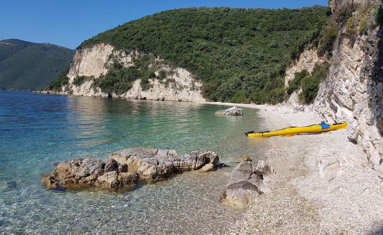 Photo de Plage de Lakka avec caillou fin clair de surface