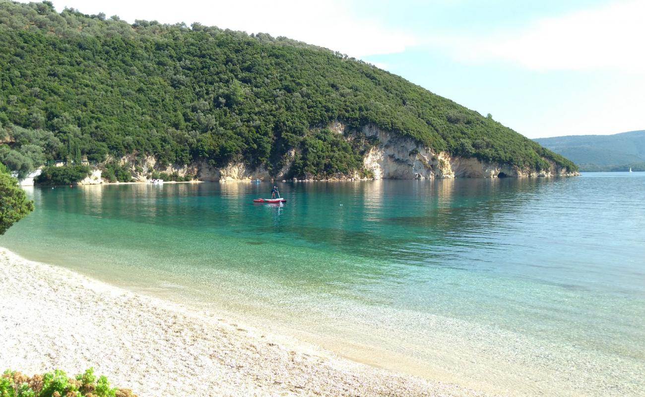 Photo de Desimi Beach avec caillou fin brun de surface