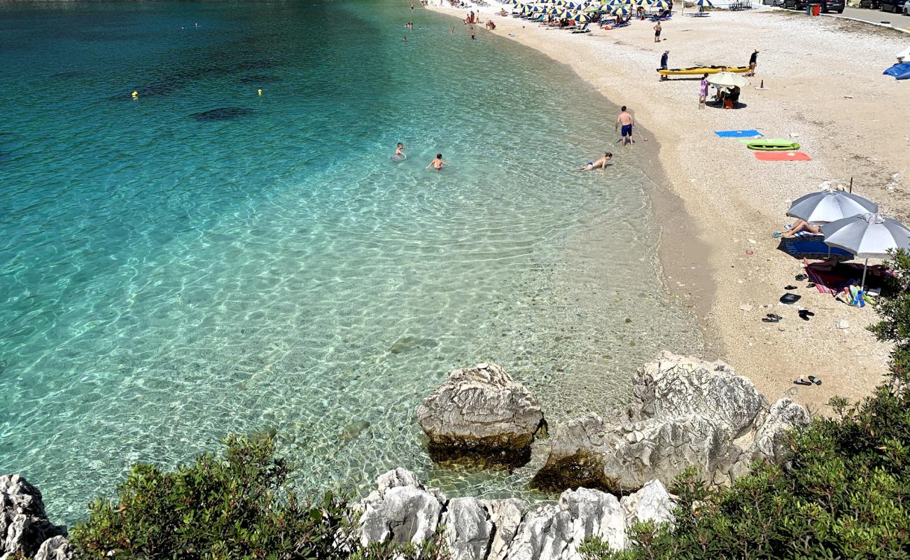 Photo de Plage de Mikros Gialos avec petits galets gris de surface