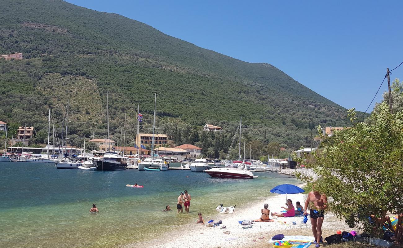Photo de Sivota beach avec petits galets beige de surface