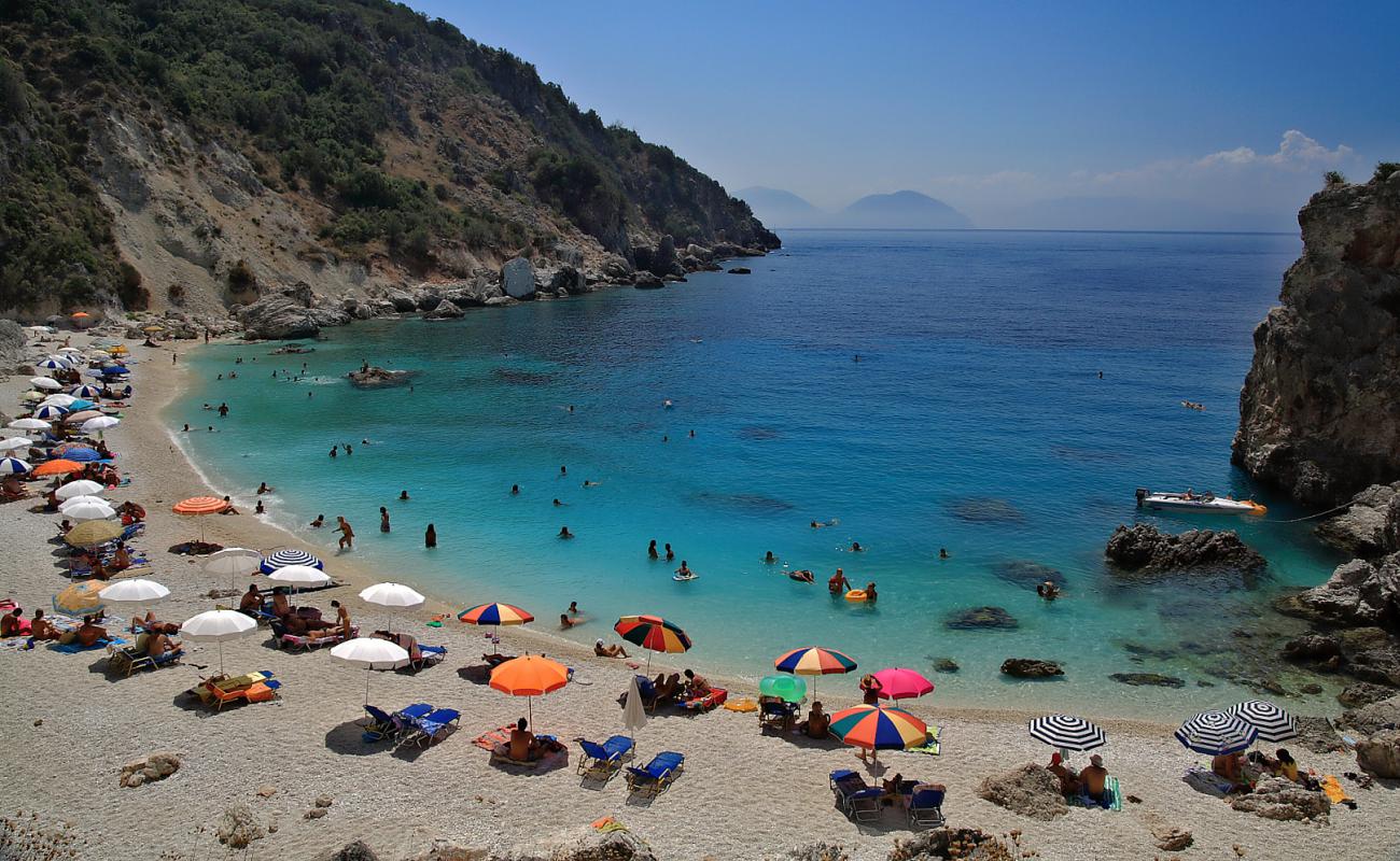 Photo de Plage d'Agiofili avec caillou blanc de surface