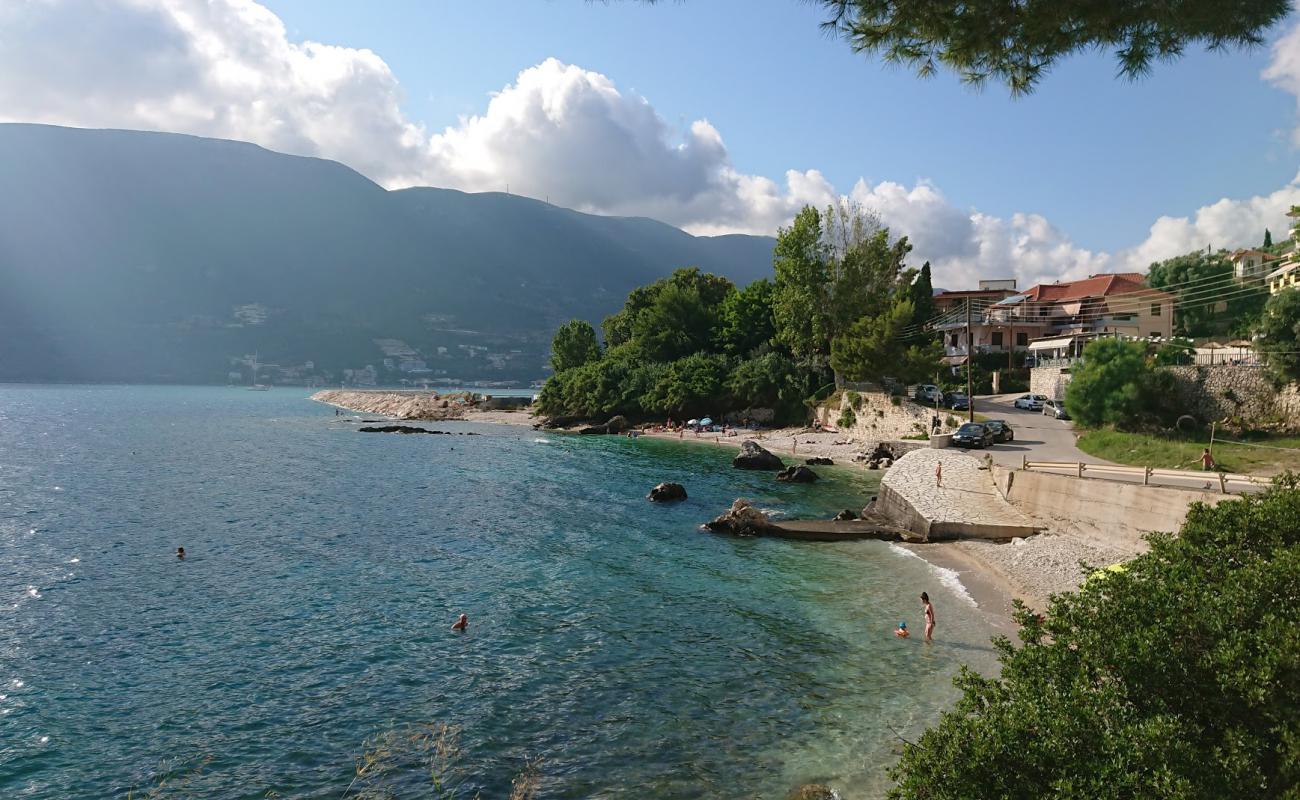 Photo de Small Vasiliki avec sable clair avec caillou de surface