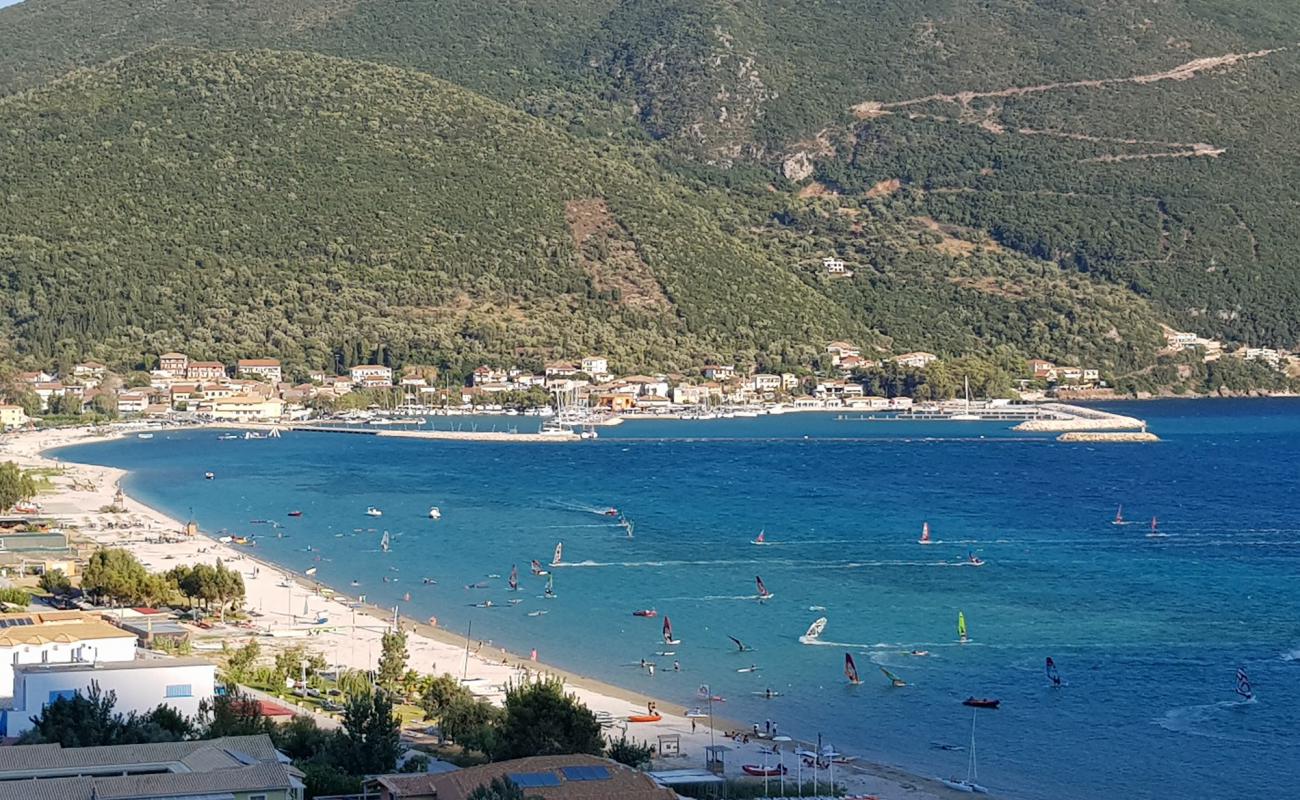 Photo de Plage de Vasiliki avec caillou fin clair de surface