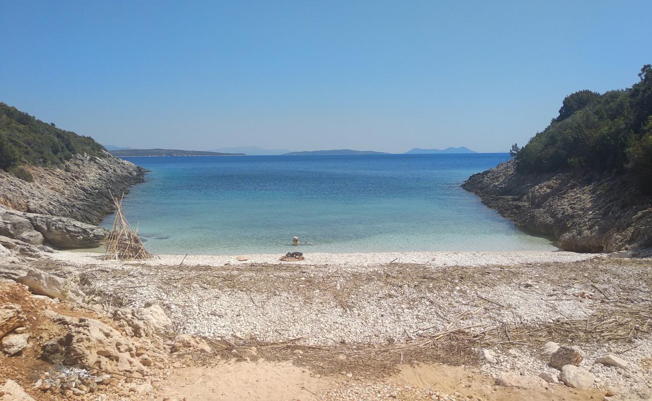 Photo de Apollonii beach III avec caillou brun de surface