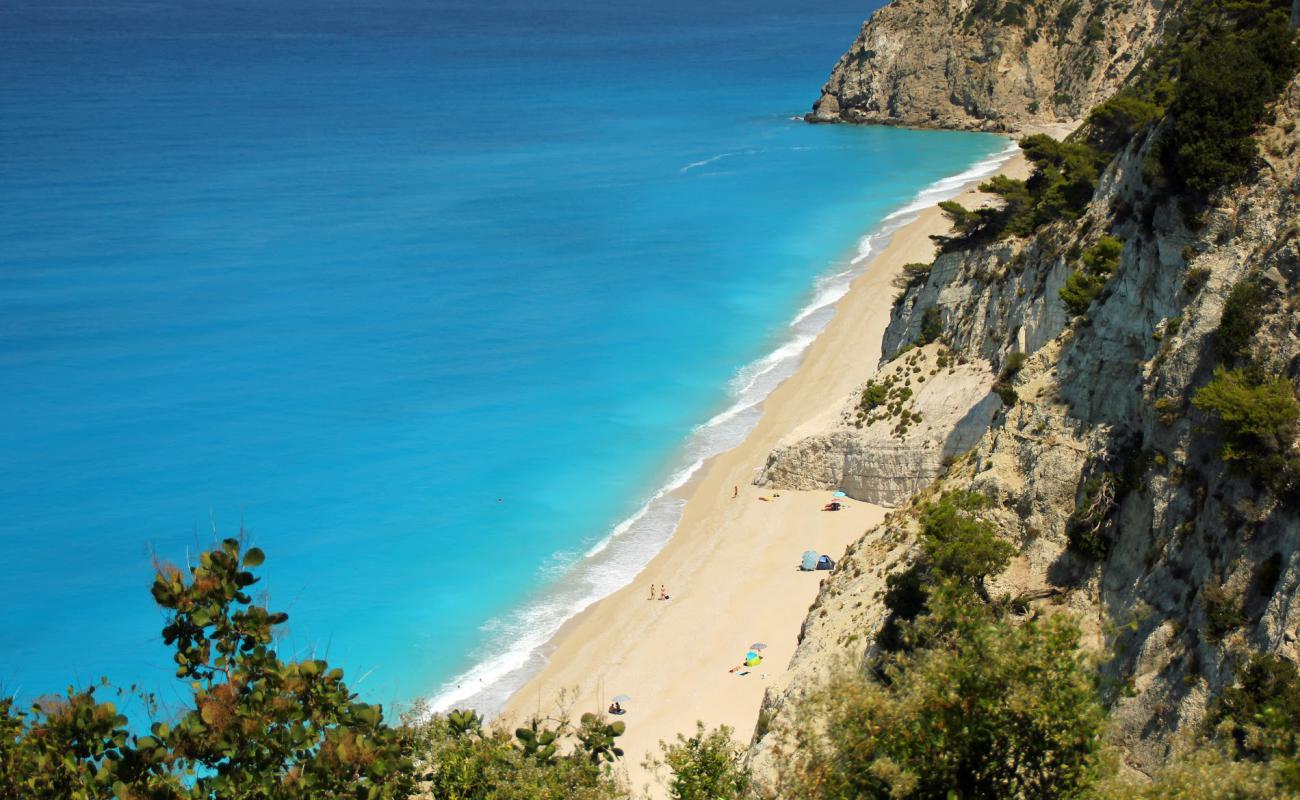 Photo de Plage d'Egremni avec caillou fin blanc de surface