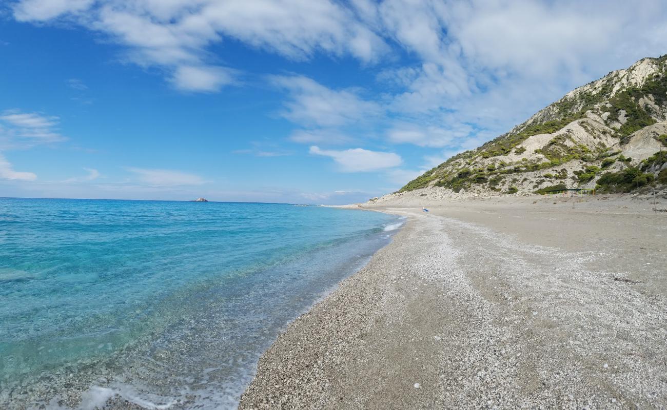 Photo de Gialos beach avec caillou fin brun de surface