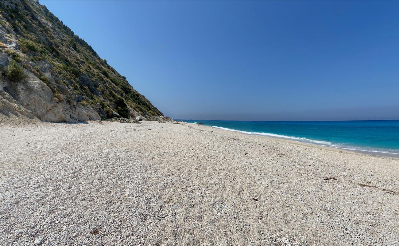 Photo de Komilio beach avec l'eau cristalline de surface