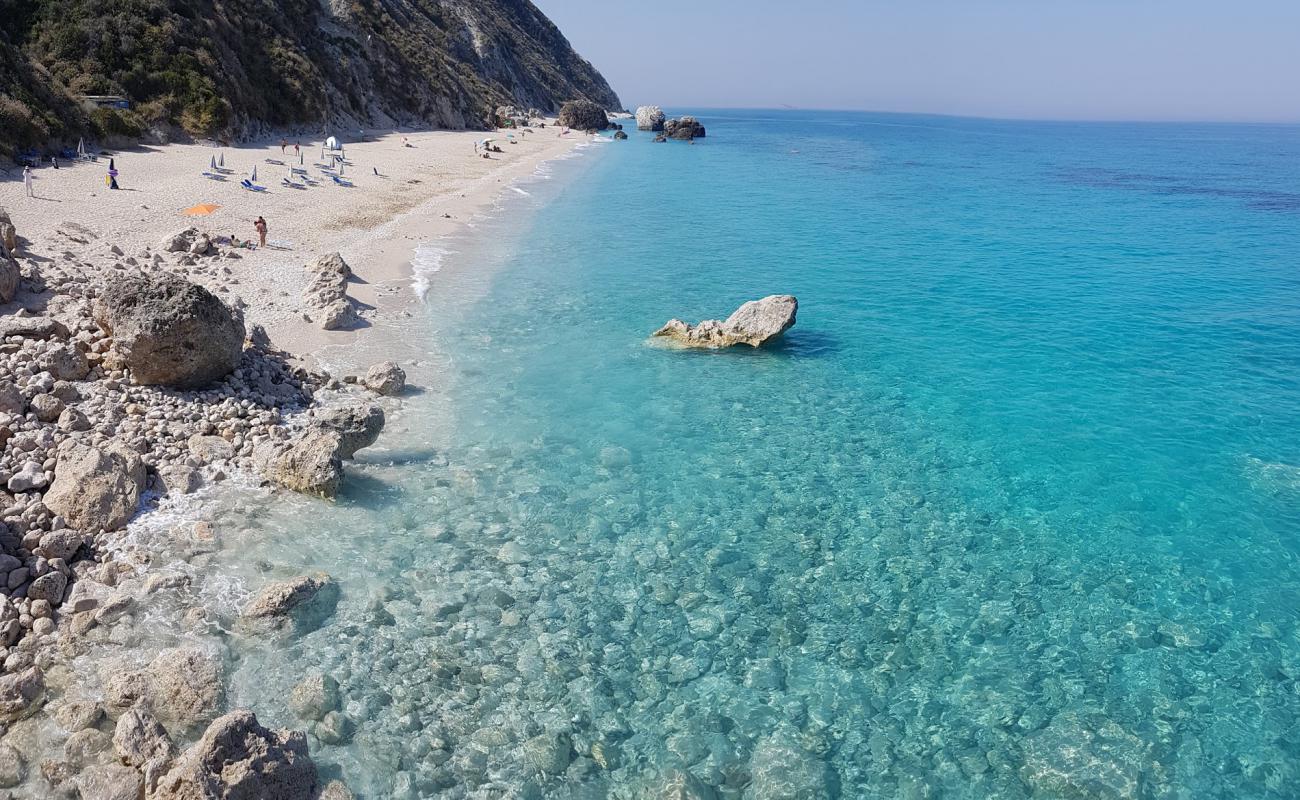 Photo de Megali Petra beach avec petits galets beige de surface
