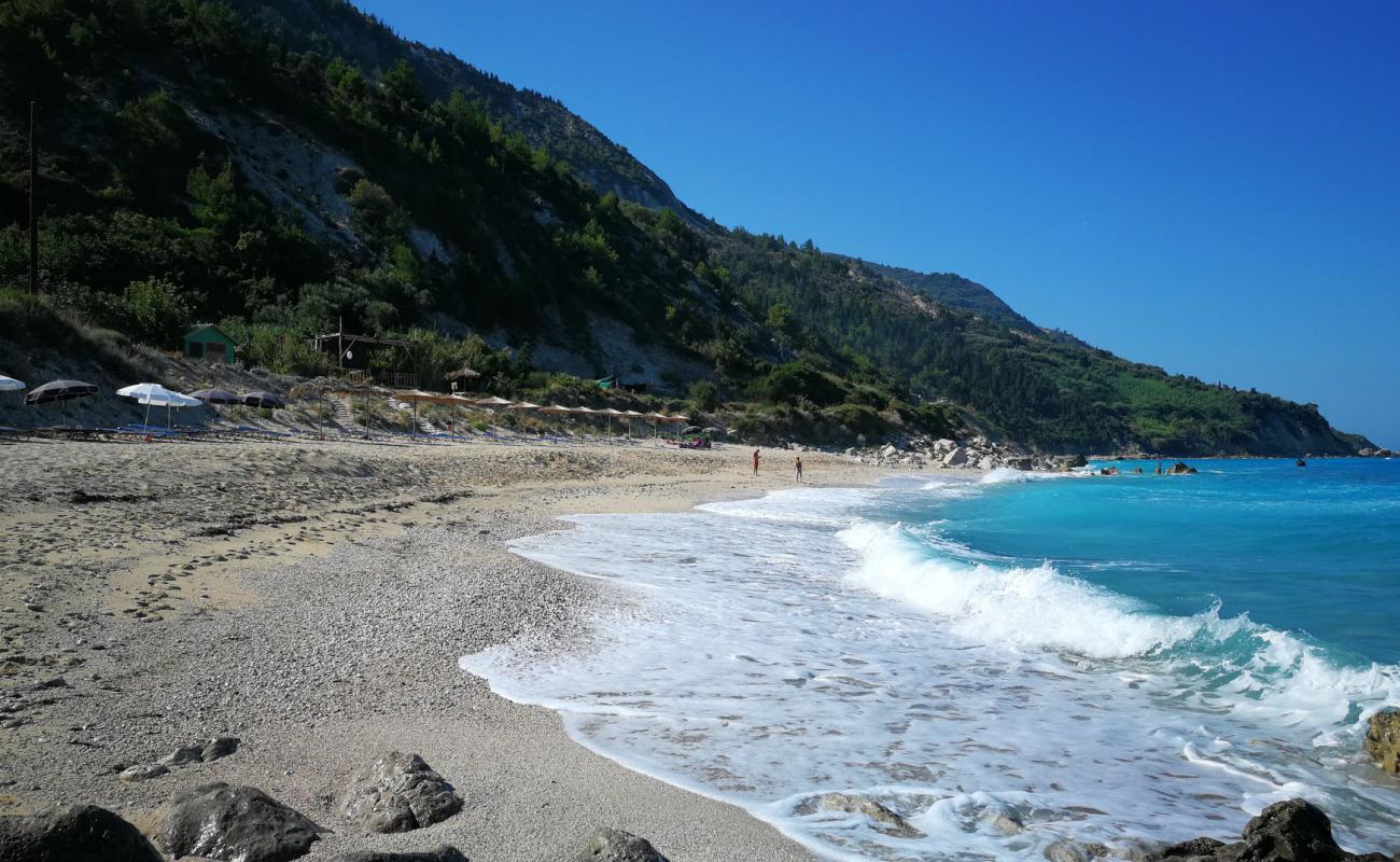 Photo de Gaidaros Beach II avec petits galets beige de surface