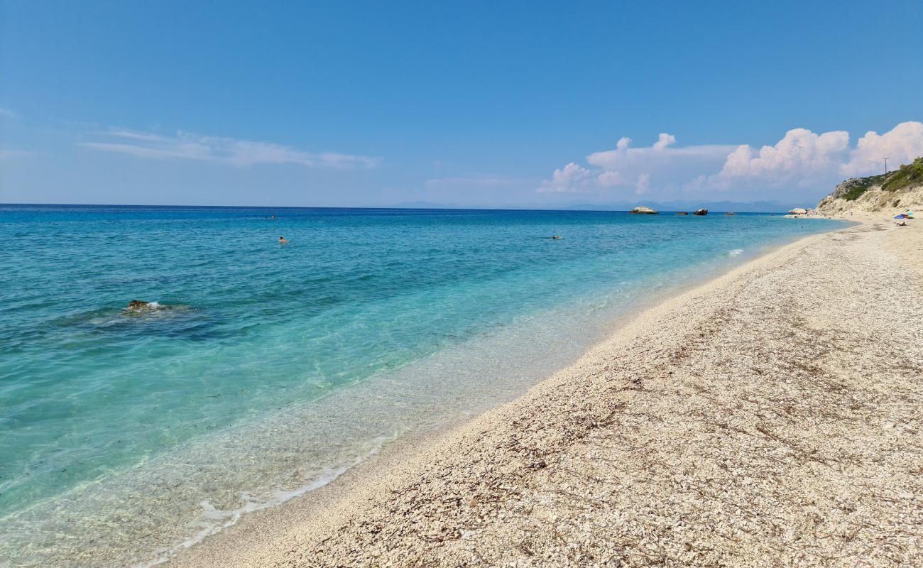 Photo de Gaidaros Beach avec caillou fin clair de surface