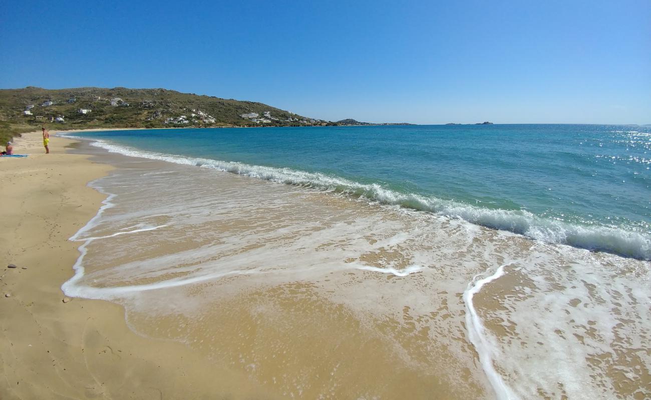 Photo de Plaka Beach avec sable fin et lumineux de surface