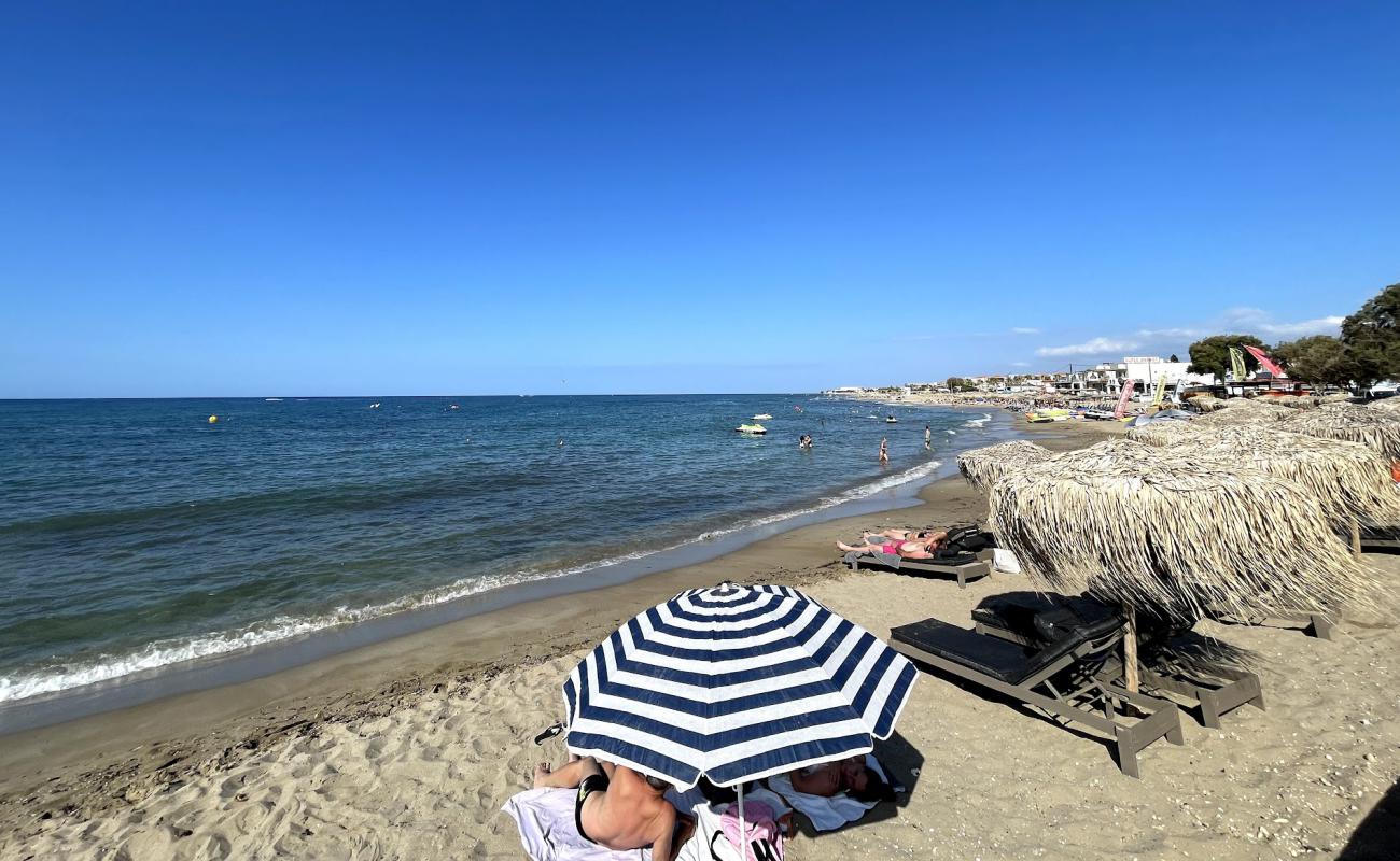 Photo de Plage d'Analipsi avec sable beige de surface