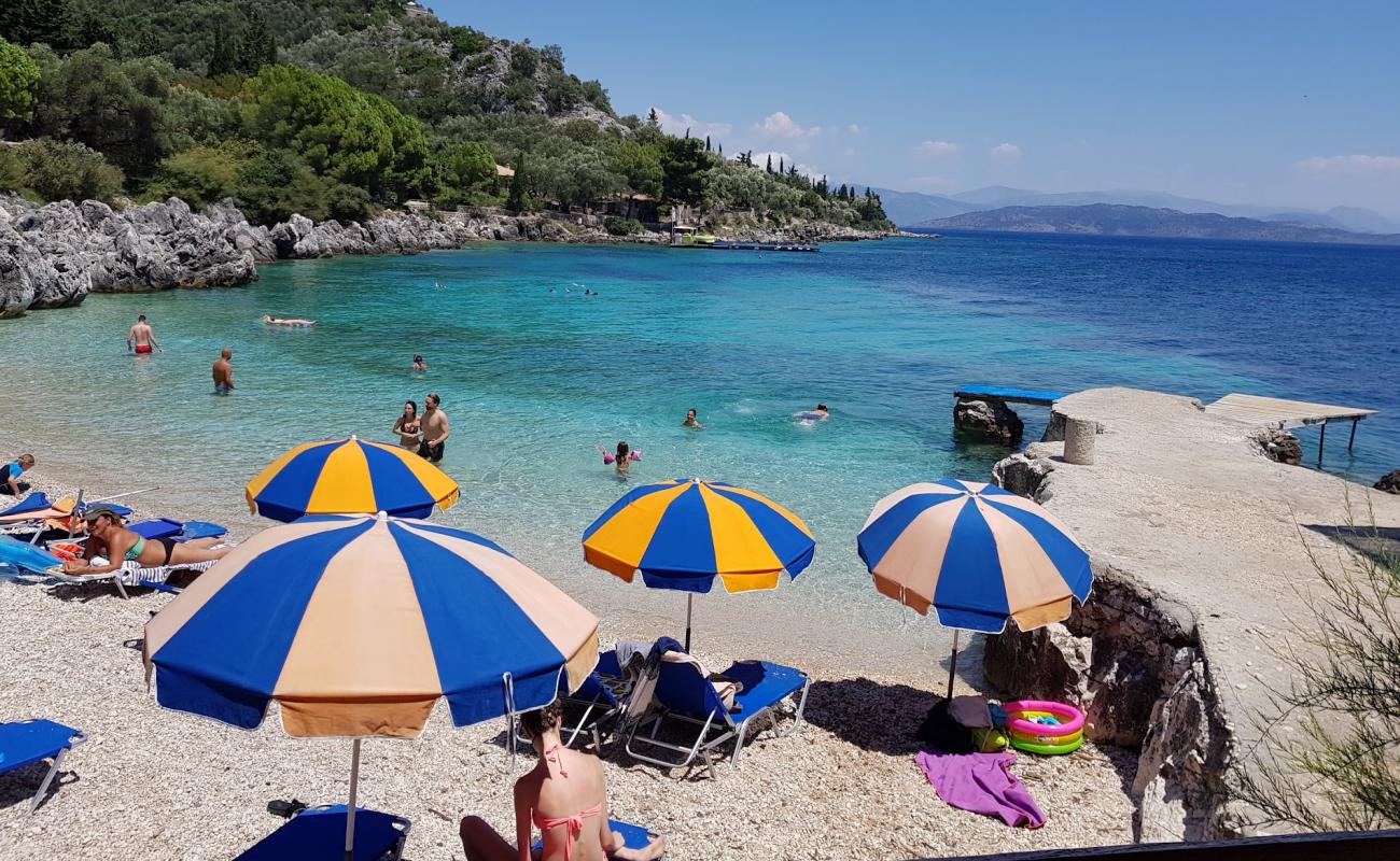 Photo de Plage de Nissaki avec caillou fin clair de surface