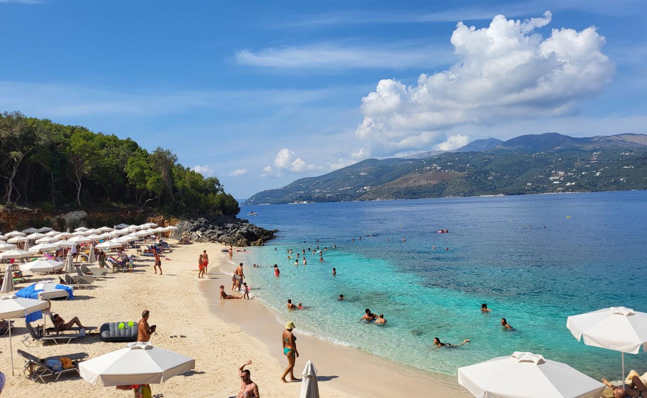 Photo de Arameras Beach avec sable beige de surface