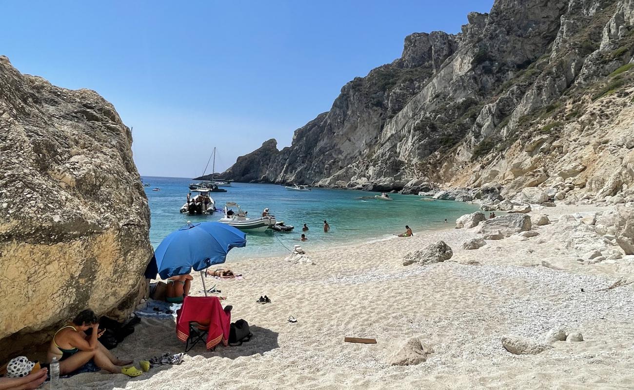 Photo de Aspri Ammos Beach avec sable beige de surface