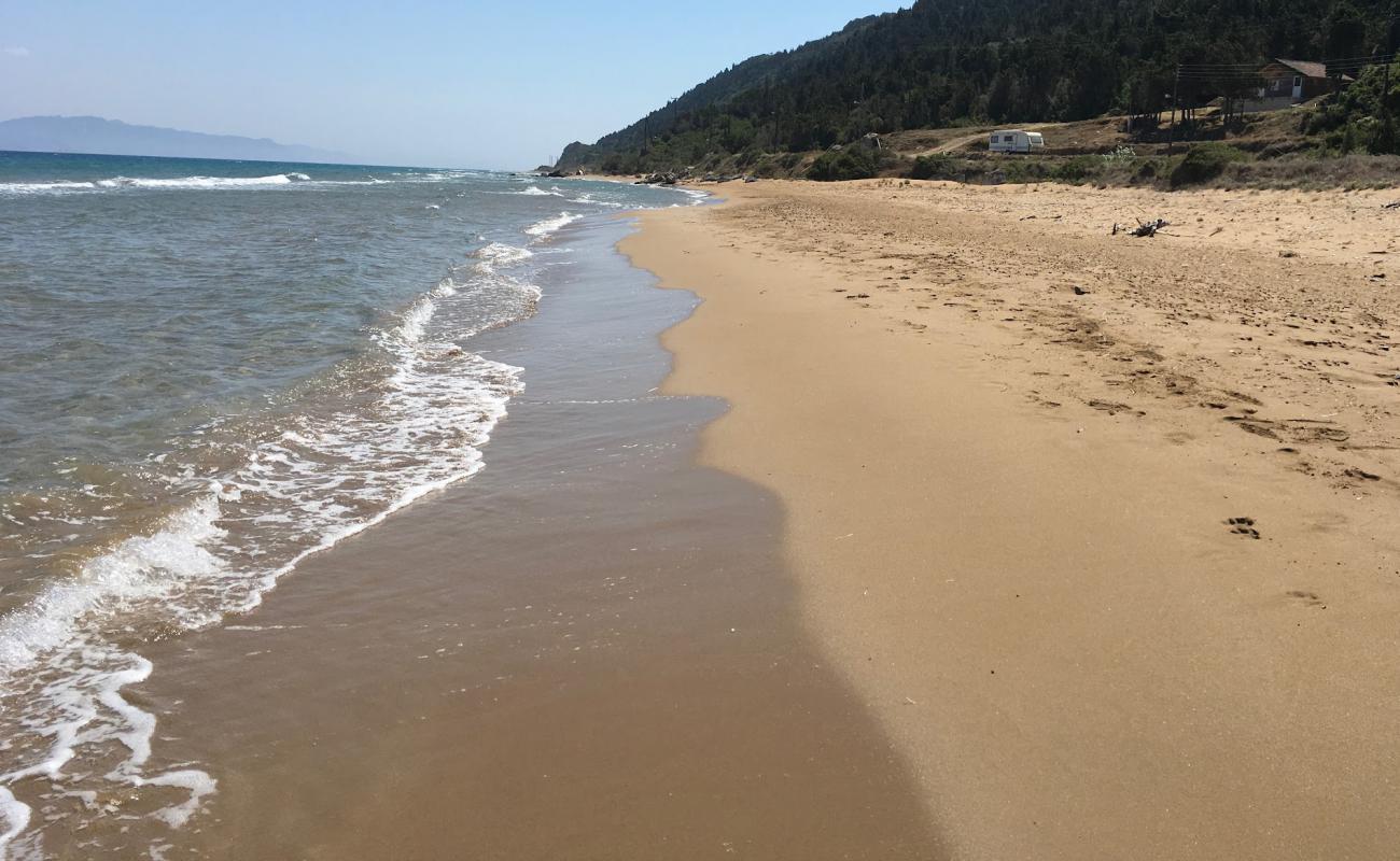 Photo de Mathraki Beach avec sable beige de surface