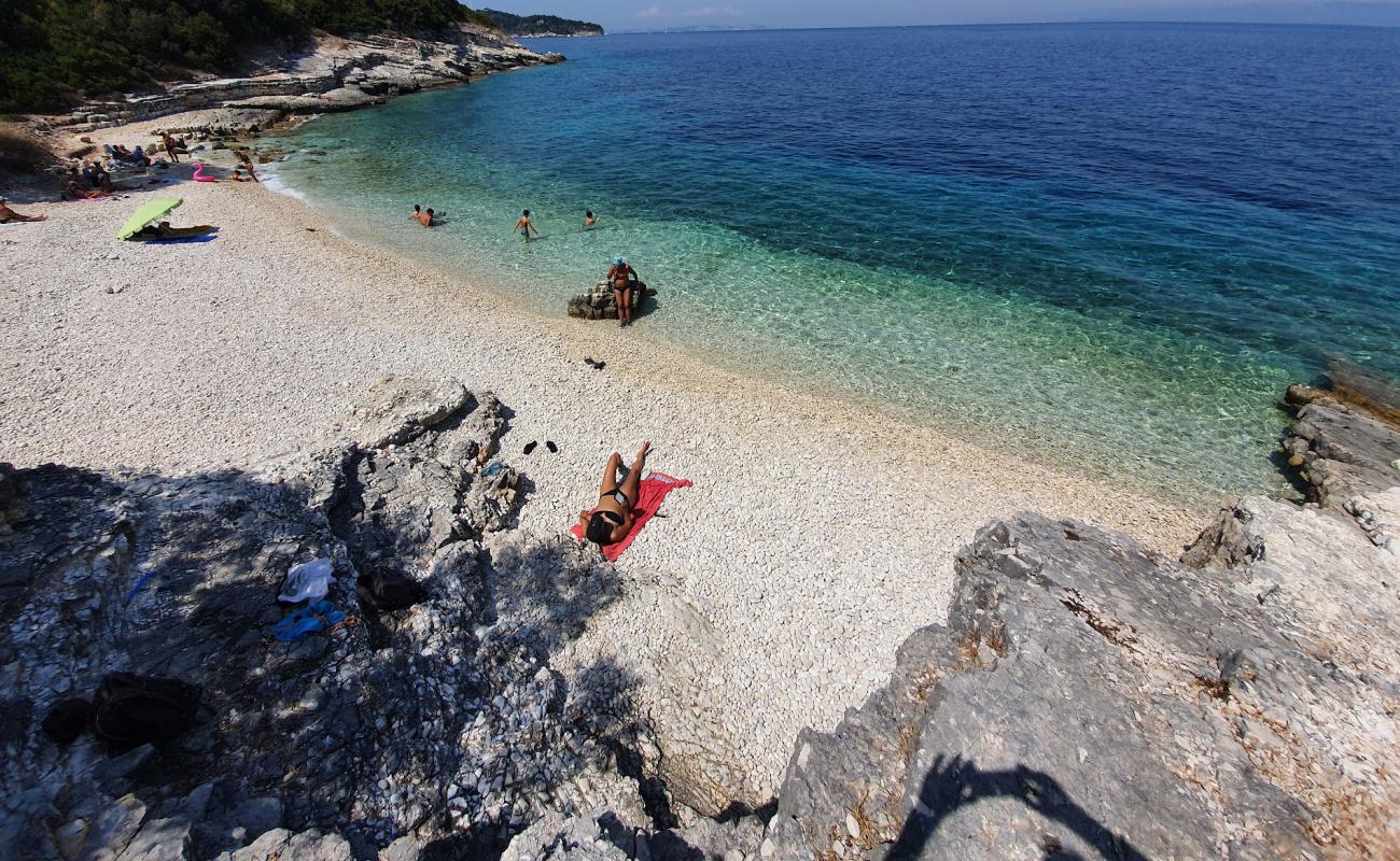 Photo de Paralia Kamini avec galets beige de surface