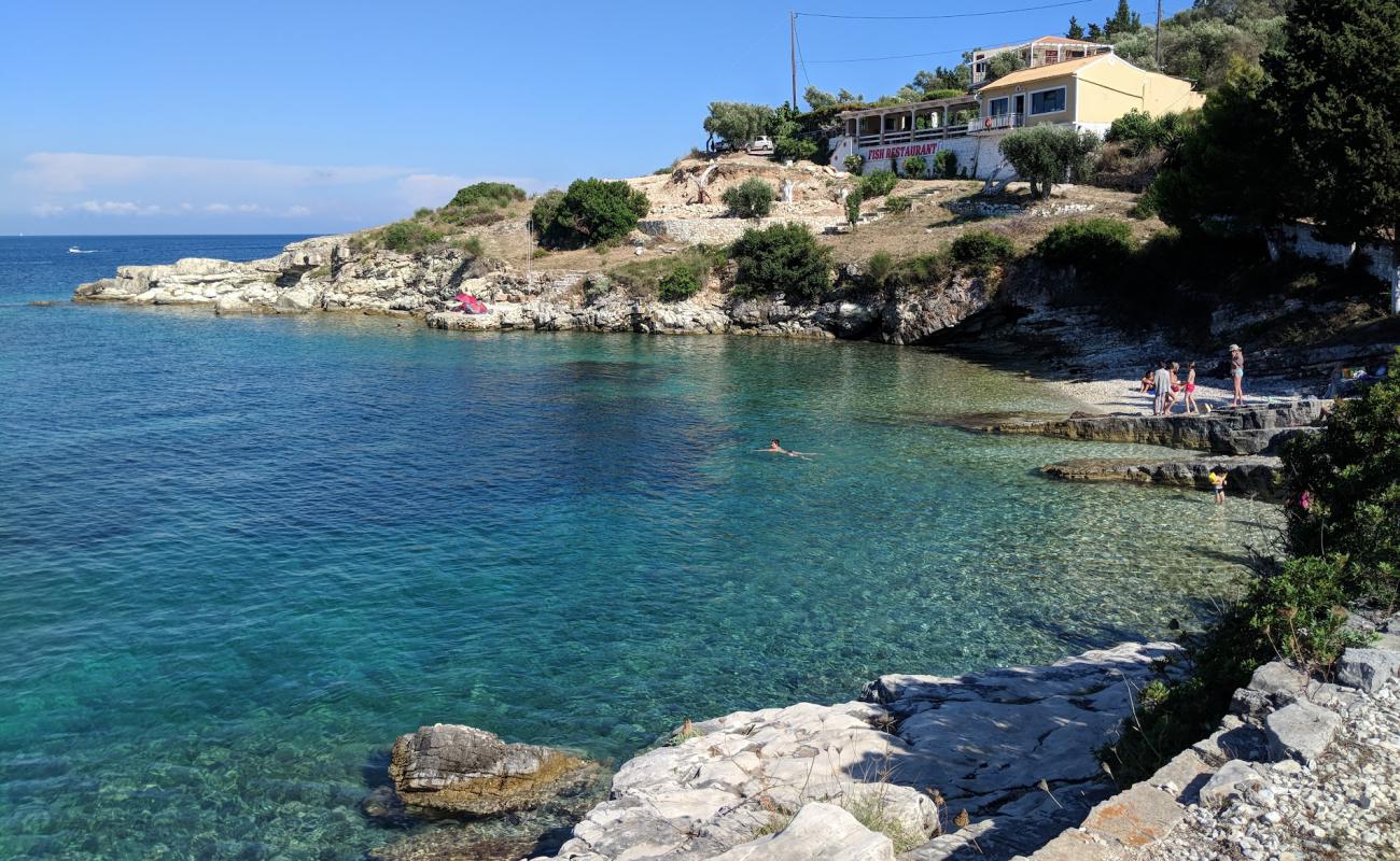 Photo de Plakes Beach avec terrain rocheux de surface