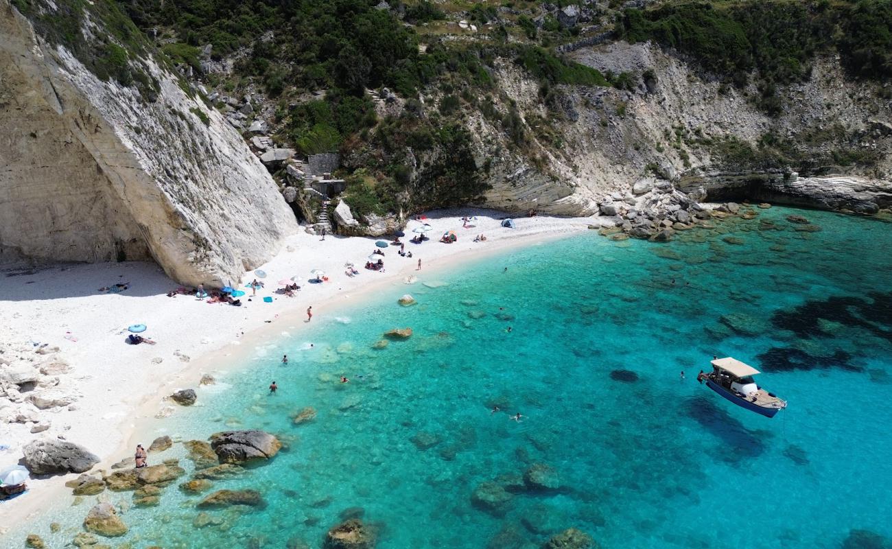 Photo de Erimitis Beach avec terrain rocheux de surface