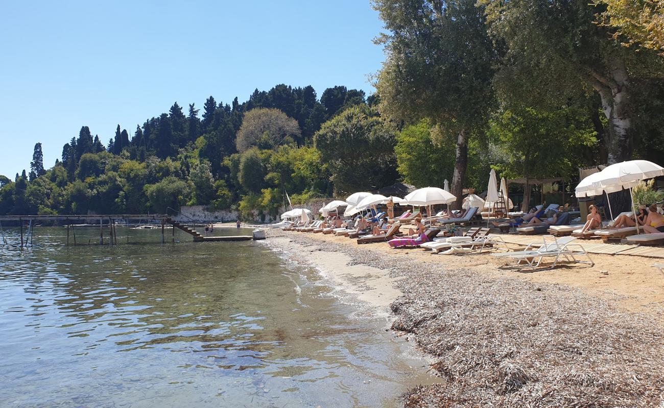 Photo de Mon Repos Beach avec sable beige de surface
