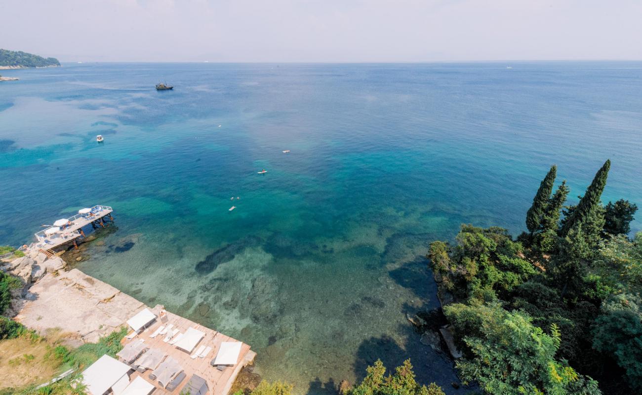Photo de Perama Beach avec surface béton pavée de surface