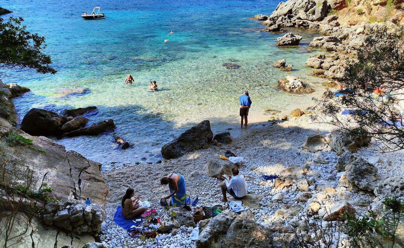 Photo de Klimatia Beach avec galets beige de surface