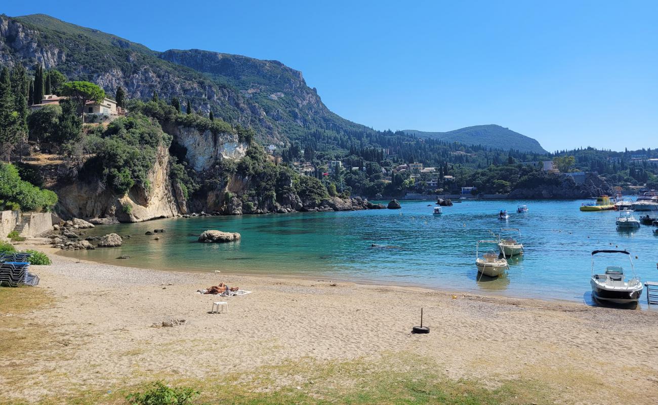 Photo de Alipa Beach avec petits galets beige de surface