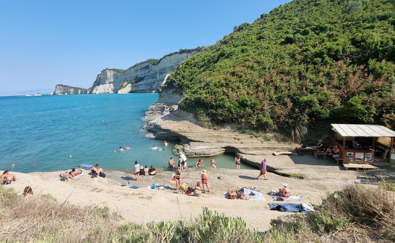 Photo de Gravas Cove Beach avec terrain rocheux de surface
