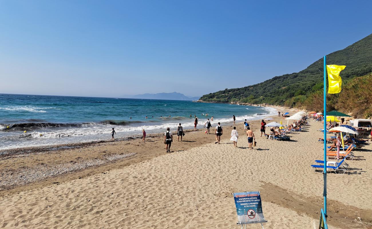 Photo de Paralia Paramona avec sable beige de surface